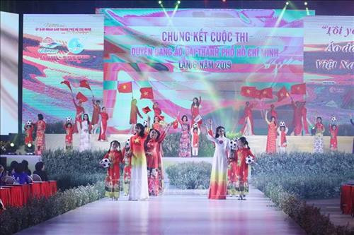 参赛者的奥黛秀。图自越通社 参赛者的奥黛秀。图自越通社