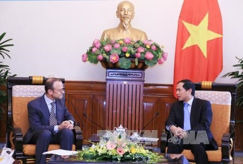 比利时副首相、外交大臣和欧洲事务办公厅主任卢迪·休格伦（左）和越南外交部常务副部长裴青山（右）。（图片来源：越通社）