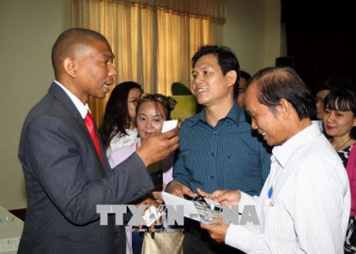 南非驻越南大使馆商务参赞Mat Matiwane同与会代表交流。（图片来源：越通社）