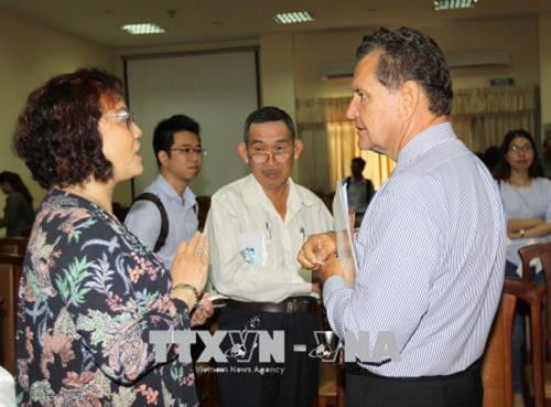 与会代表交流。（图片来源：越通社）