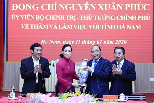越南政府总理阮春福向河南省政府赠送慰问品。图自越通社