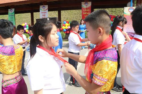 两国青少年交换红领巾。越通社记者 玉松 摄 两国青少年交换红领巾。越通社记者 玉松 摄