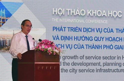 胡志明市市委书记阮善仁在研讨会上发表讲话。图自越通社