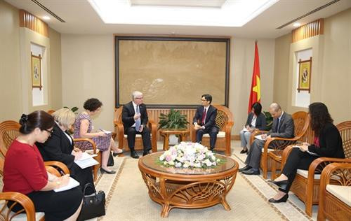 越南政府副总理武德儋7月3日在河内会见前来辞行拜会的澳大利亚驻越大使克雷格•奇蒂克。图自越通社 越南政府副总理武德儋7月3日在河内会见前来辞行拜会的澳大利亚驻越大使克雷格•奇蒂克。图自越通社