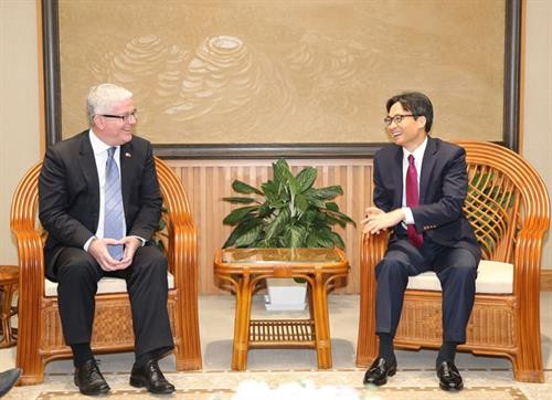 越南政府副总理武德儋7月3日在河内会见前来辞行拜会的澳大利亚驻越大使克雷格•奇蒂克。图自越通社 越南政府副总理武德儋7月3日在河内会见前来辞行拜会的澳大利亚驻越大使克雷格•奇蒂克。图自越通社