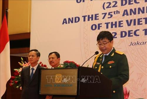 越南驻印尼国防武官阮俊德上校发表讲话。图自越通社