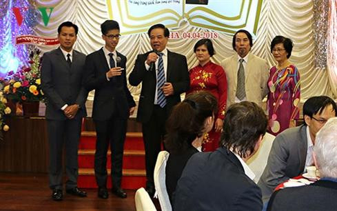 阮决进(左三)在发行仪式上发表讲话。(图片来源:VOV) 阮决进(左三)在发行仪式上发表讲话。(图片来源:VOV)