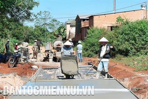 x嘉莱省少数民族同胞不仅积极参加建设美丽、清洁德村寨，而还努力保护和弘扬本民族文化特色。记者 德瑞 摄 克邦县少数民族同胞能用上自来水。记者 德瑞 摄 得都阿县开展农村公路建设项目。记者 德瑞 摄