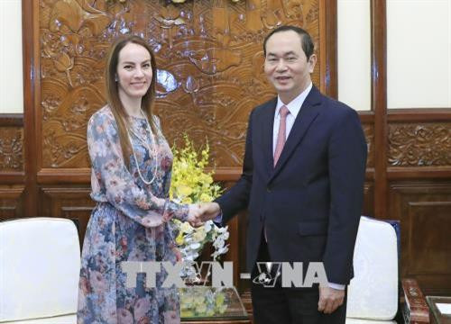 越南国家主席陈大光在河内会见出席亚太议会论坛第26届年会（APPF-26）的各国议会联盟（IPU）主席加布里埃拉·奎瓦斯·巴伦。（图片来源：越通社）