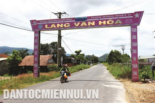 农闲文化村的村路都是沥青路面，较为清洁，帮助同胞出行便利。记者 成达 摄