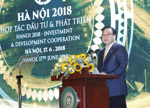 河内市市委书记黄忠海在开幕式上发表讲话。越通社记者 林庆 摄