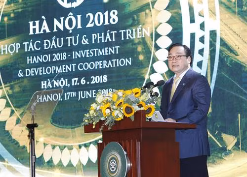 河内市市委书记黄忠海在开幕式上发表讲话。越通社记者 林庆 摄