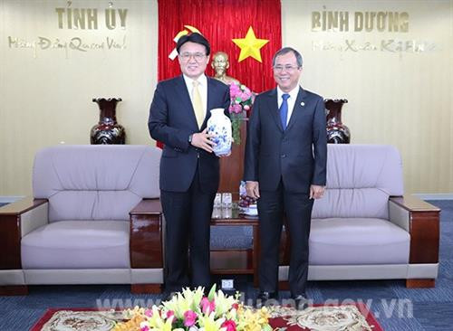 越南平阳省省委书记陈文南会见韩国大田地方警察厅厅长黄恩荷。图自互联网