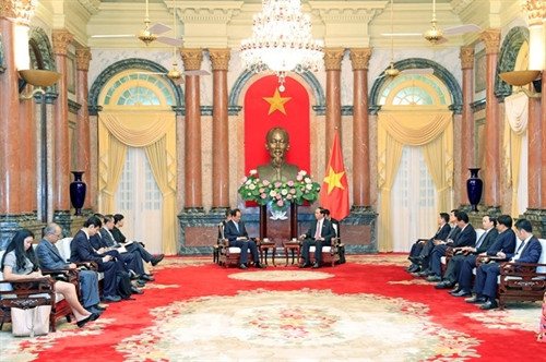 越南国家主席陈大光（右）会见新华社社长蔡名照。（图片来源：越通社）