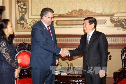 胡志明市人委会主席阮诚峰会见澳大利亚贸易、旅游、投资部副部长皮特。（图片来源：越通社）