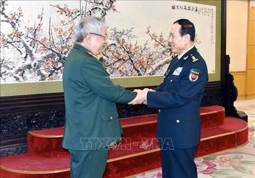 阮志咏（左）与魏凤和。图自越通社