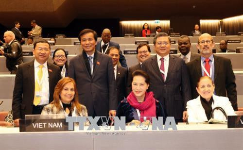 越南代表团与古巴代表团合影。越通社记者 仲德 摄