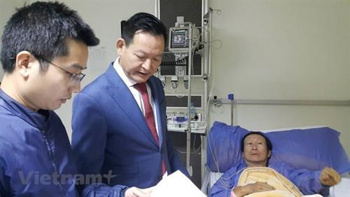 越南驻埃及大使陈成功前往谢赫扎耶德医院慰问受伤人员。图自越通社