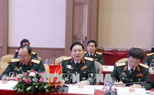 越共中央政治局委员、中央军委副书记、国防部部长吴春历大将（中）出席见面会。（图片来源：越通社）