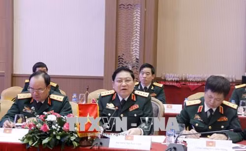 越共中央政治局委员、中央军委副书记、国防部部长吴春历大将（中）出席见面会。（图片来源：越通社）