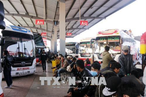 诸多在老打工的越南人到首都万象的车站等车回国过年。越通社记者 范坚 摄。