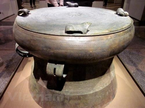 “红河文物”专题展展出的东山铜鼓。图自越通社