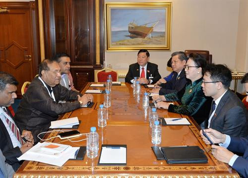 越南国会主席阮氏金银与斯里兰卡议会议长卡鲁·贾亚苏里亚。图自越通社 越南国会主席阮氏金银与斯里兰卡议会议长卡鲁·贾亚苏里亚。图自越通社