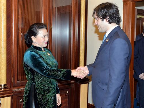 越南国会主席阮氏金银(左)与格鲁吉亚议会议长伊拉克利·科巴希泽。图自越通社 越南国会主席阮氏金银(左)与格鲁吉亚议会议长伊拉克利·科巴希泽。图自越通社
