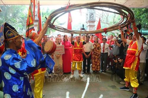 坐地拔河比赛前举行的仪式。图自越通社