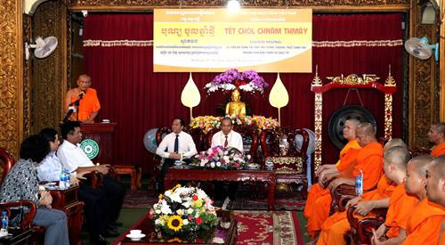 政府副总理张和平向胡志明市高棉族同胞和南宗僧尼佛子致以新年祝福 图自越通社 政府副总理张和平向胡志明市高棉族同胞和南宗僧尼佛子致以新年祝福 图自越通社