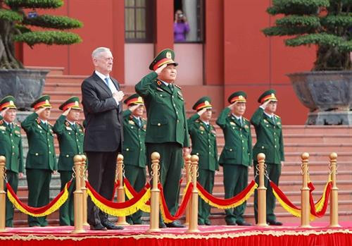 越南国防部长吴春历大将在国防部总部举行仪式，欢迎美国国防部长马蒂斯访越。（图片来源：越通社）