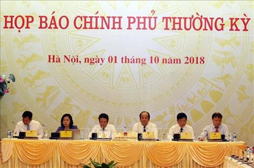 越南政府办公厅主任梅进勇(右三) 主持新闻发布会 图自越通社