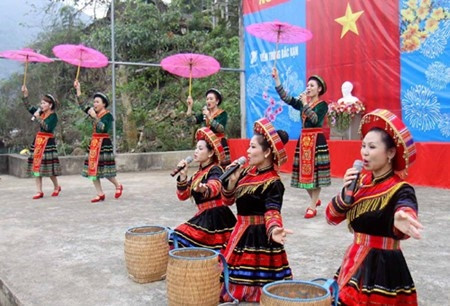 当地民族歌舞表演(图片来源:越南之声) 当地民族歌舞表演(图片来源:越南之声)