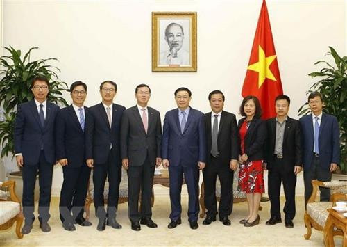 越南政府副总理王廷惠会见韩国新韩金融集团董事长兼总经理林勇正。图自越通社