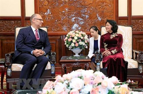 越南国家代主席邓氏玉盛（右）会见丹麦驻越大使金•霍伊伦德·克里斯滕森。图自越通社