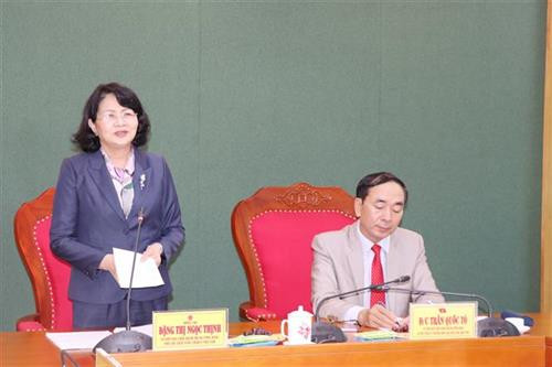越南国家副主席邓氏玉盛莅临太原省进行检查并与该省领导举行会工作谈。图自越通社