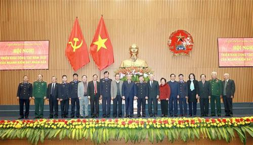 越共中央政治局委员、书记处常务书记陈国旺与各代表合影。图自越通社 越共中央政治局委员、书记处常务书记陈国旺与各代表合影。图自越通社