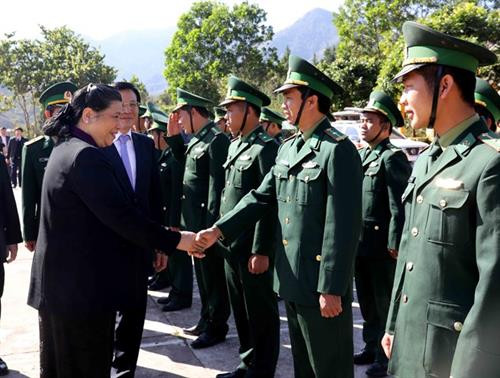 丛氏放看望慰问边防屯干部战士。（图片来源：越通社）