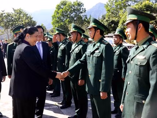 丛氏放看望慰问边防屯干部战士。（图片来源：越通社）