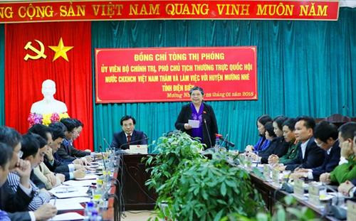 丛氏放与孟艺县山头乡党委、政府领导和人民举行工作会谈。（图片来源：越通社）