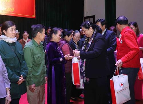 丛氏放向当地人民赠送慰问品。（图片来源：越通社）