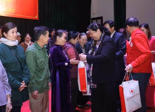 丛氏放向当地人民赠送慰问品。（图片来源：越通社）