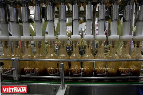 鱼露自动灌装生产流水线。（图片来源：越南画报）
