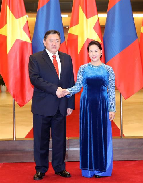 越南国会主席阮氏金银（右）与蒙古国家大呼拉尔主席米耶贡布·恩赫包勒德。（图片来源：越通社）