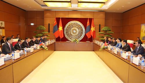 越南国会主席阮氏金银与蒙古国家大呼拉尔主席米耶贡布·恩赫包勒德举行会谈。（图片来源：越通社）