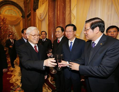 阮富仲与代表们。（图片来源：越通社）