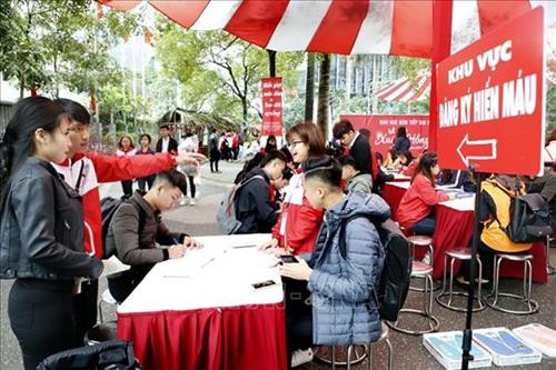 第十二次春红献血节吸引1.2万人参加。图自越通社 第十二次春红献血节吸引1.2万人参加。图自越通社