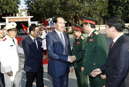 越南国家主席陈大光与清化省武装力量进行交谈（图片来源：越通社）