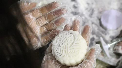 动手制作月饼 感受中秋节特殊意义。（图片来源：因特网）