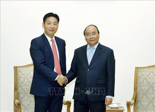 政府总理阮春(右)福会见日本永旺集团首席执行官Yasutsugu Iwamura。图自越通社 政府总理阮春(右)福会见日本永旺集团首席执行官Yasutsugu Iwamura。图自越通社